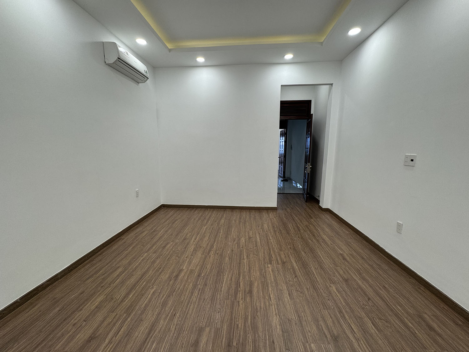 Nhà phố 3lầu (4,05m x 22,5m) có sân đổ ôtô, thiết bị ccấp khu kdoanh Nguyễn Thượng Hiền gần BOTANIC